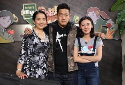 初婚痛失爱子自责不已，娶二婚妻子，今满头白发被誉为中国好继父