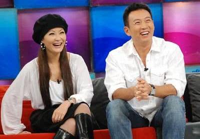 央视主播王小骞晒全家近照,与老公恩爱19年,3