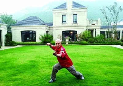 74岁“螳螂拳”大师于海近照，吴京不管多红腕多大还叫他师傅