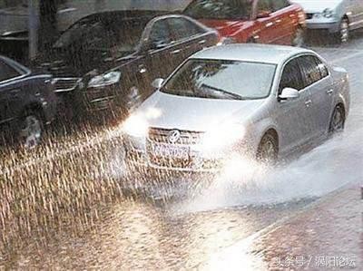 还在淋雨当洗车？教你雨后汽车保养小技巧