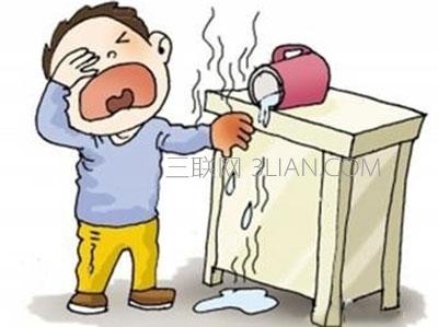 被开水烫伤到第一时间怎么处理, 很多人错在第