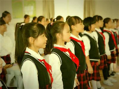 京东的刘强东说,小学老师月工资一万以上,很多