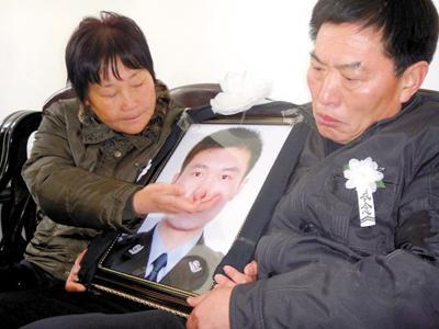 人民英雄张宁海葬礼年仅31,上千大学生悼念,去世前最后一句话感人