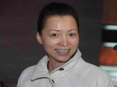 45岁董卿和50岁周涛, 同为央视一姐, 气质和长