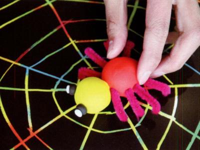 幼儿园小班创意手工活动:蜘蛛织网、中国结吊