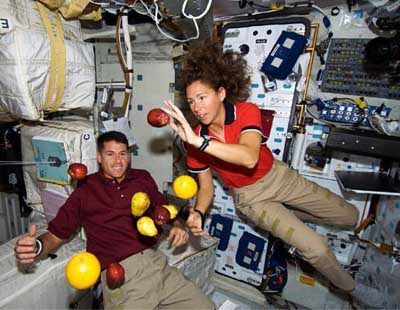 宇航员进入太空后是怎么样的生活的