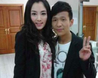 宋小宝携二婚老婆现身机场,网友:第一任老婆的颜值不差呀