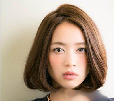 烫内扣的短发发型,蓬松的烫短发发型魅力还很时尚呢,职场女士梳头发