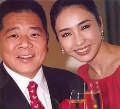 黎姿跟老公逛街，老公的这一细节让人佩服，难怪黎姿会嫁给他！