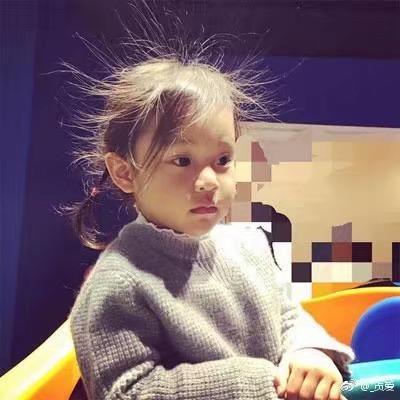 甜馨穿公主裙秀唯美舞姿,身后小男孩眼睛发亮