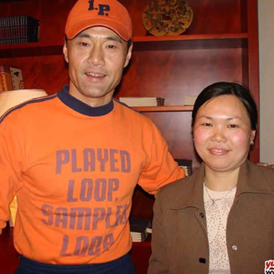 于荣光的妻子是个圈外人,长得并不好看,但是却十分有商业头脑.
