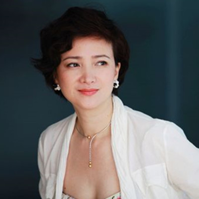 她是许亚军的前任妻子，离婚后改嫁这位男士，儿子超高颜值!