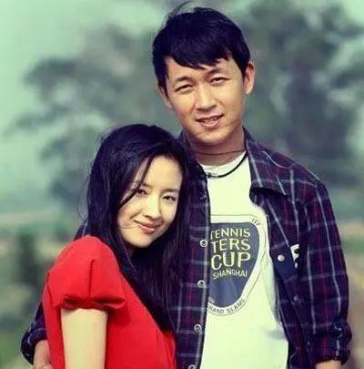 潘粤明一家三口回老家录制节目，父母谈起董洁老泪纵横