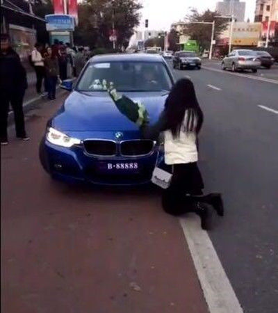美女大街下跪向土豪求婚,宝马男子连看都不看,结果女子做法尴尬