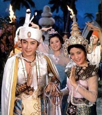 唐国强全家照，两个儿子遗传基因差，女儿却很貌美，前妻绝望自杀