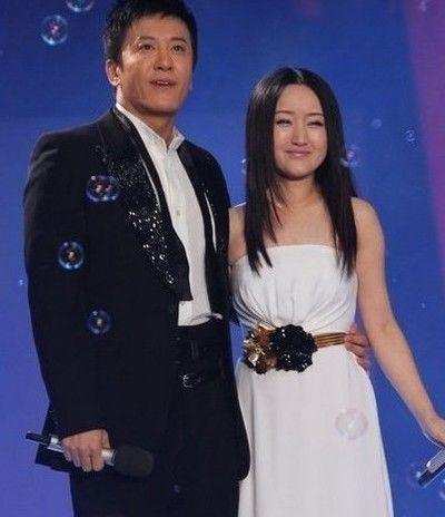 据说毛宁的妻子是一位名叫李静萍的女子,是毛宁年轻时在酒吧驻唱结识