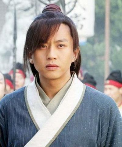 邓超早前凭借《少年天子》《明末风云》《天下第一》成名,2009年邓超