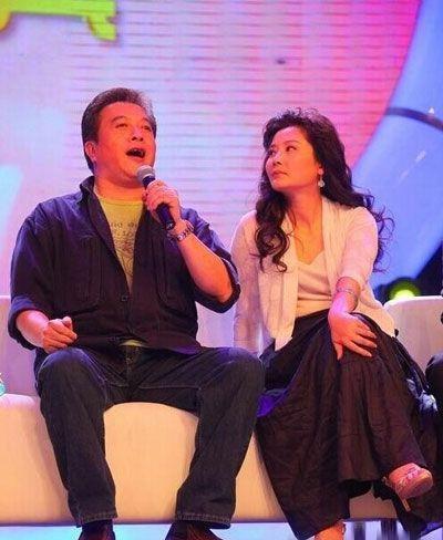 55岁何赛飞全家近照，夫妻恩爱儿子帅气，却因一事遗憾至今