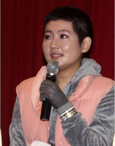 俞灏明任家萱现状,一个脸部僵硬伤口明显,一个