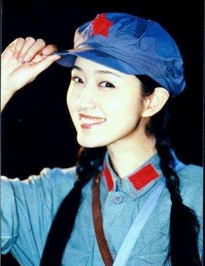看了杨钰莹年轻时的照片，才明白她为何值得全国男人的跪求！