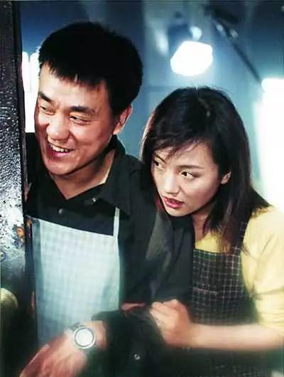 2003年,搭档倪萍,何冰出演了《浪漫的事》,她与何冰是两口子,两个演