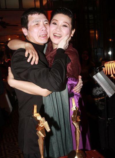 冯小刚前妻被抛弃后一直单身，两人女儿27岁，美出冯小刚十万里！