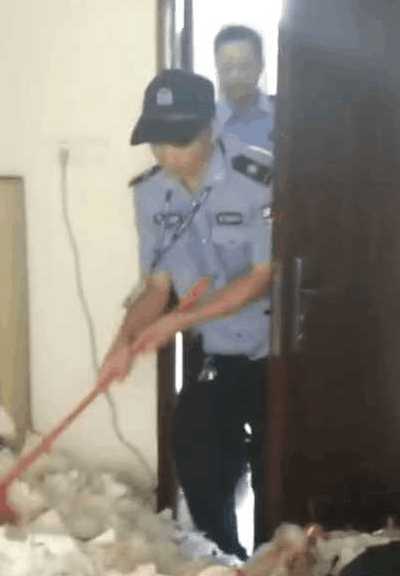 实拍: 女子情伤不出门, 房东撬开门锁后当场崩溃