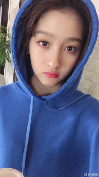 20岁关晓彤与36岁李小璐同穿蓝卫衣