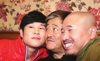 王小利和前妻离婚后，娶小11岁娇妻恩爱，23岁儿子帅气英俊！