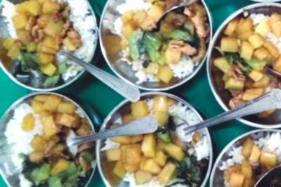 这些才是我们中国小朋友在幼儿园吃的午餐，比国外的好吃一百倍!