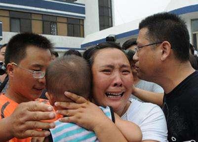 人贩子拐小女孩坐公交，孩子对一位老太太说了三个字，女孩得救