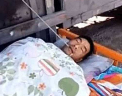 心酸!大货车司机在油箱旁睡觉,嘴里需要咬根麻