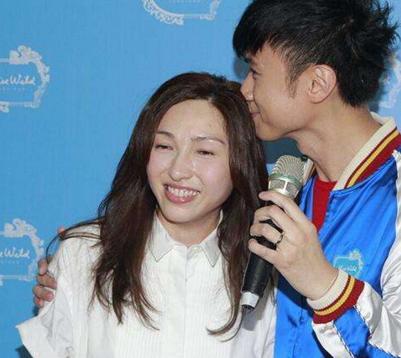 因老婆太丑被吐槽, 但他却不离不弃, 结婚时整个娱乐圈都来了!