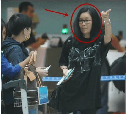 明星助理不好当, 李小璐助理跪地为其穿鞋, 最后