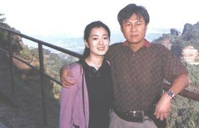 如今52岁巩俐与张艺谋36岁妻子近照对比，网友:张艺谋该哭了!