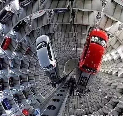 立体车库取车，车从二层直接掉了下来！更可怕的是…