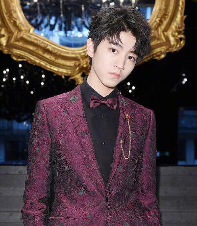 王俊凯迪丽热巴合体亮相时装周,热巴的裙子却