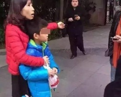 刘涛的儿子汽车站被抢 人贩子太猖獗了!