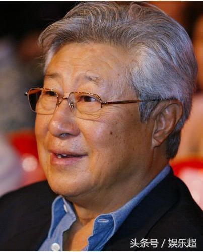 86岁王心刚全家照，儿子竟也是大帅哥，他长期照顾有病妻子的故事