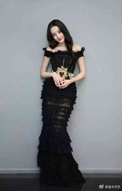 迪丽热巴厉害了!透视裙印出打底裤,网友目光全