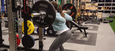 动作1,杠铃深蹲,深蹲作为王牌动作,强力推荐,并且在第一个动作就完成