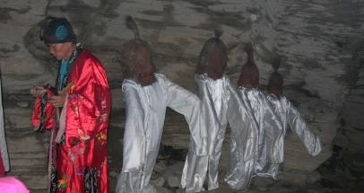 几个尸体站成一排走路吓坏路人！湘西赶尸竟然是真实存在的！