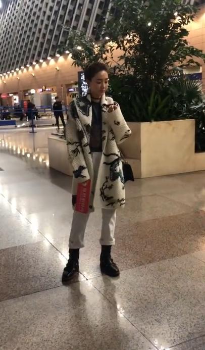 王丽坤现身机场,站着发呆似迷路,无修图照片美