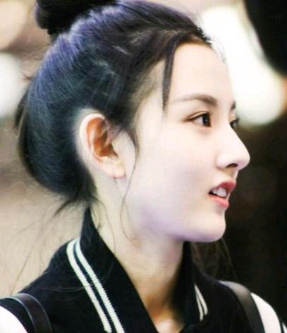 宋祖儿争议最大的两张照片，高清图吓人一跳，网友：娱乐圈太难混