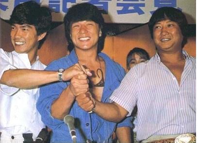 60岁元彪和妻子近照，结婚34年恩爱如初，女儿结婚他泪流满面！