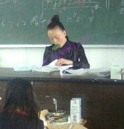 老师搞笑操作，各种东西当尺子，老师拿着这东西学生认真极了！