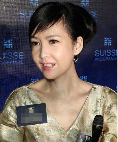 一代玉女周慧敏50岁近照，容颜美如少女，但这一缺陷却相当尴尬！