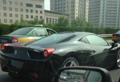 一辆拉风的法拉利路上驰骋, 这个打手机的车主是鲜有绯闻的女歌手