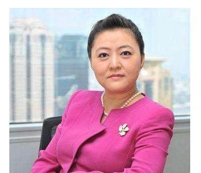 曾经被前妻抛弃的穷小子，如今身价500亿豪车众多，马云也佩服