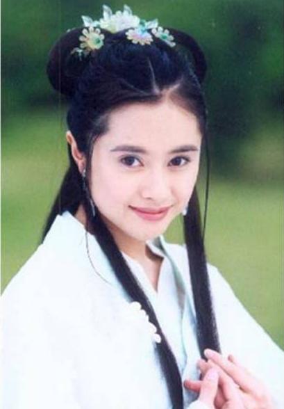28岁出演《金蚕丝雨》,饰演云飞扬青梅竹马的恋人"伦婉儿".